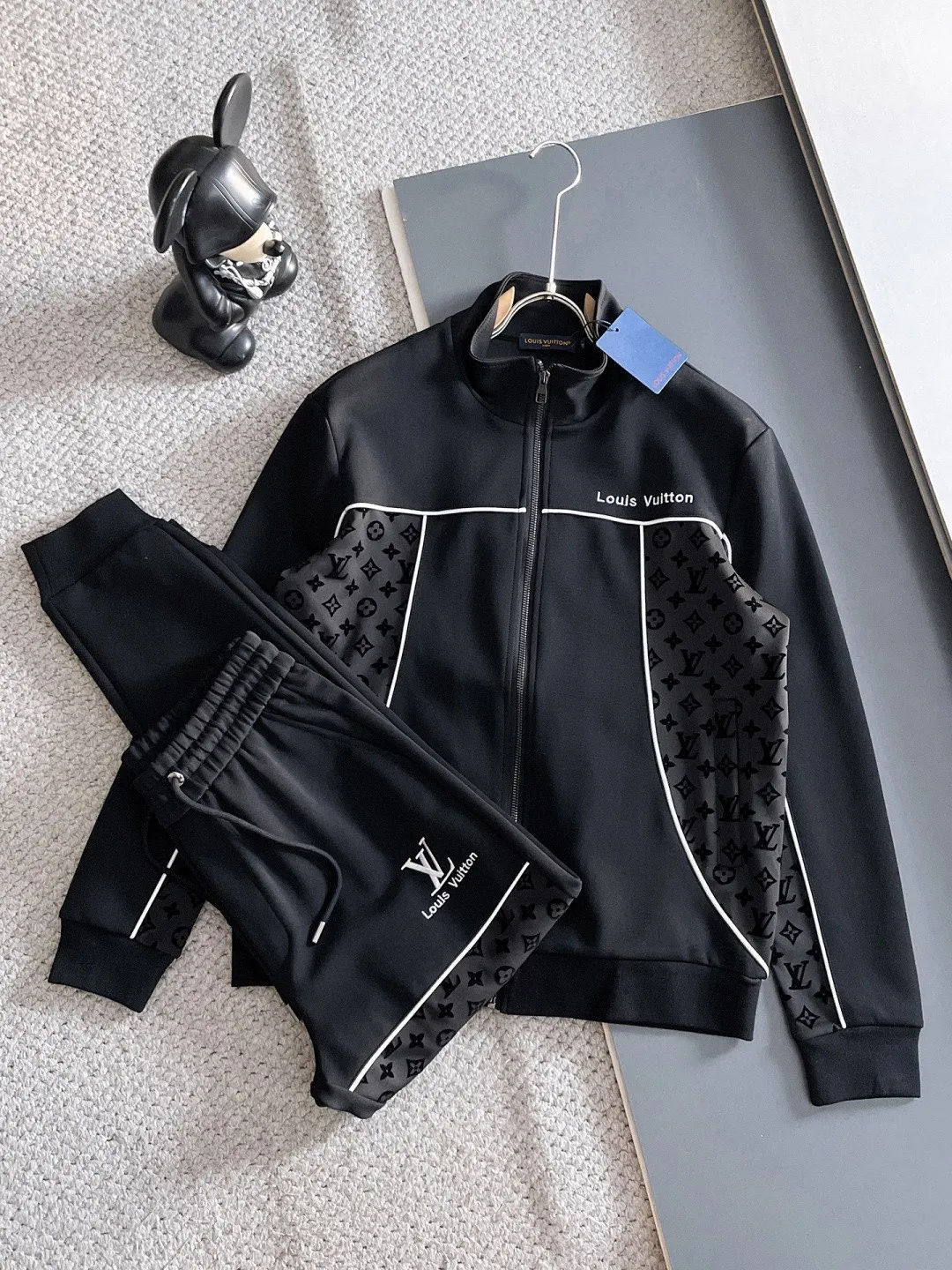 🅿️720 LV hot-selling suit is coming. Focus on the original version of the official website. 2025 new hot-selling cardigan suit. The original order is the best. 🇭🇰The meticulous work of top designers. It has a fitting and perfect upper body effect. All-natural high-quality Tencel Roman cotton 100%, close-fitting comfort, noble and elegant! Original hardware embodies elegance and nobility! Counter size: M-3XL (maximum wear up to 190 pounds)